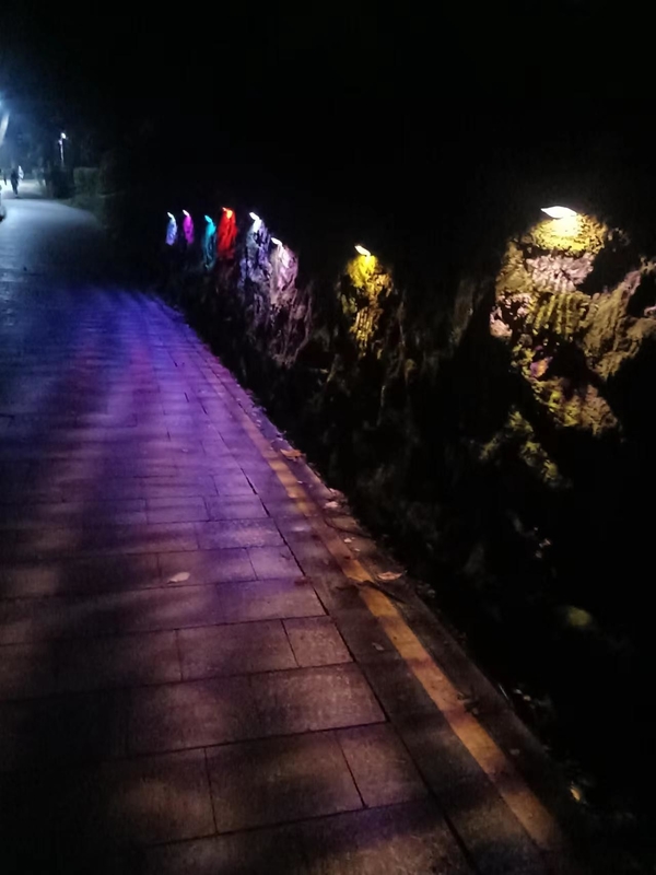 3.7V ไฟสวนพลังงานแสงอาทิตย์กลางแจ้ง RGB ผนังตกแต่งแนวรั้ว LED 123 * 60 * 65 มม
