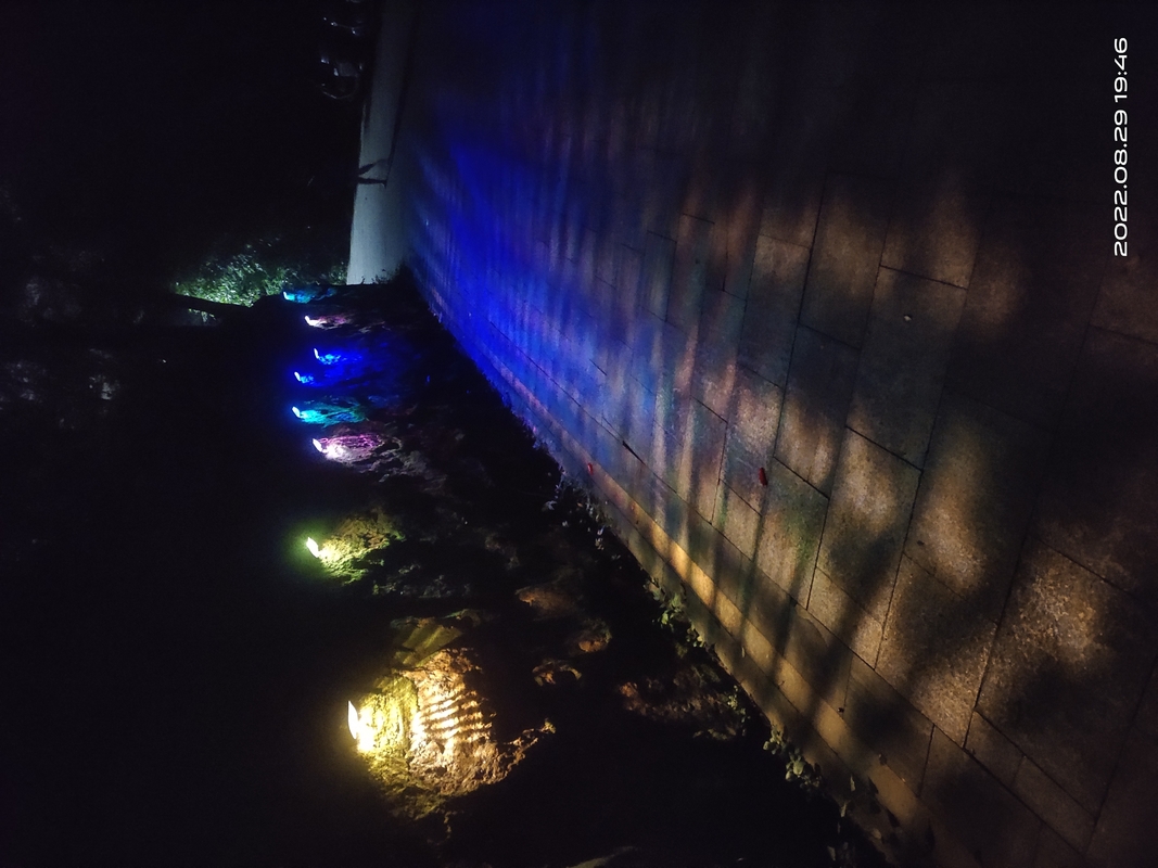 3.7V ไฟสวนพลังงานแสงอาทิตย์กลางแจ้ง RGB ผนังตกแต่งแนวรั้ว LED 123 * 60 * 65 มม