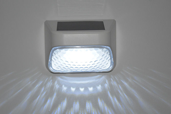 การติดตั้งง่าย โซลาร์ โดค สวนแสง 150mA 6 pcs LED สําหรับลานรั้วกลางแจ้ง