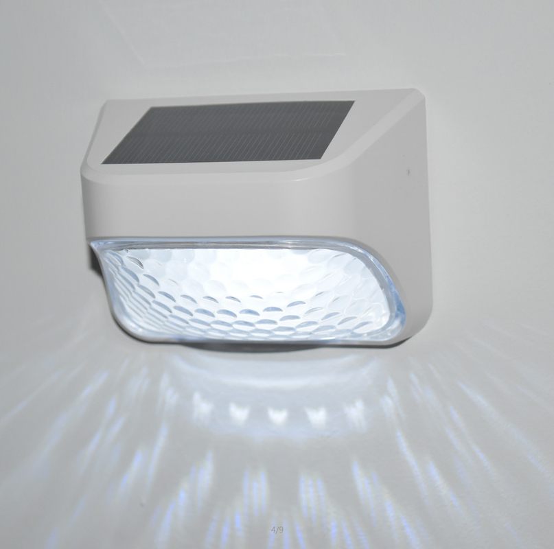 RGB Warm White Solar Fence Light IP65 ระดับกันน้ํา ซิลิคอนโมโนคริสตัล 15 ชั่วโมง เวลาทํางาน