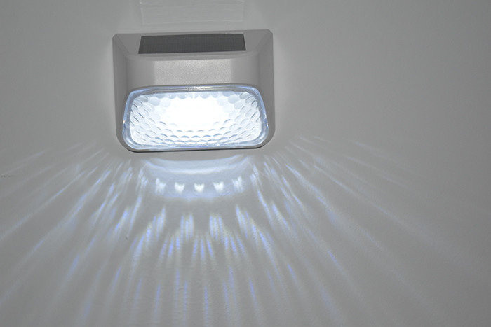 100 กรัม แสงรั้วแสงแสงอาทิตย์ สีดํา ABS PMMA สีขาว RGB 20Lumens กันน้ํา IP65 4.5 ชั่วโมงการชาร์จ