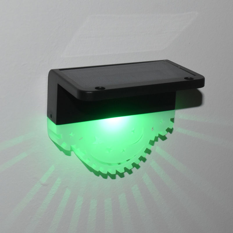 กลางแจ้งกันน้ําแสงอาทิตย์ สวนรั้วแสงหลายสีแสงอาทิตย์ LED ประตูเสาแสงสําหรับสวน