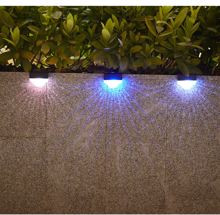 กลางแจ้งกันน้ําแสงอาทิตย์ สวนรั้วแสงหลายสีแสงอาทิตย์ LED ประตูเสาแสงสําหรับสวน