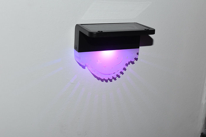 กลางแจ้งกันน้ําแสงอาทิตย์ สวนรั้วแสงหลายสีแสงอาทิตย์ LED ประตูเสาแสงสําหรับสวน