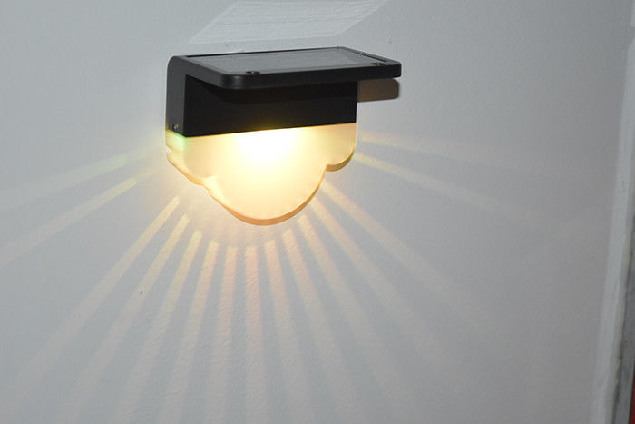 กลางแจ้งกันน้ําแสงอาทิตย์ สวนรั้วแสงหลายสีแสงอาทิตย์ LED ประตูเสาแสงสําหรับสวน