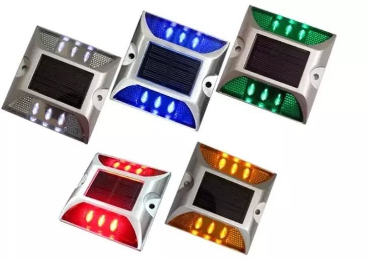 โซลารี สต๊อดถนนด้วยขนาด 103 * 106 * 24 มิลลิเมตรและไฟเตือนการจราจรแบบสะท้อนแสง LED 330g