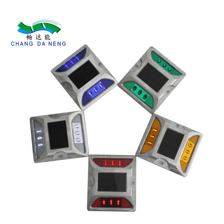 ขาว เหลือง แดง น้ําเงิน เขียว 330g 2V LED ดวงอาทิตย์แรงงานทางการ Studs การทํางาน -20C- 70C อลูมิเนียมสกัด