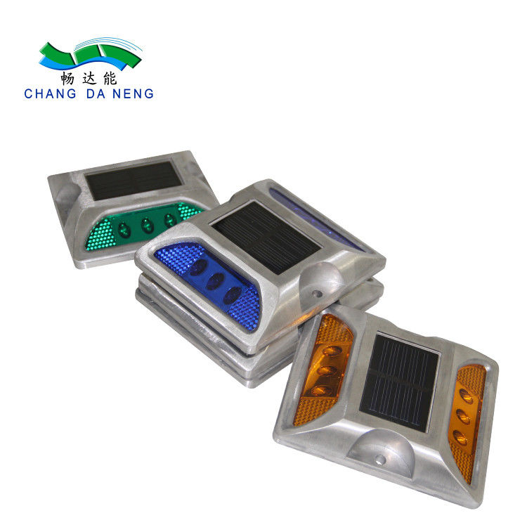 ขาว เหลือง แดง น้ําเงิน เขียว 330g 2V LED ดวงอาทิตย์แรงงานทางการ Studs การทํางาน -20C- 70C อลูมิเนียมสกัด