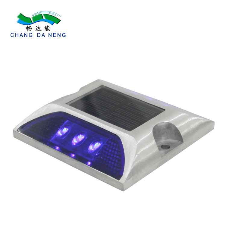 อุณหภูมิการทํางาน -20C 60C โซลาร์สต๊อดถนน กันน้ํา IP67 และอายุการใช้งานยาว ≥30000h