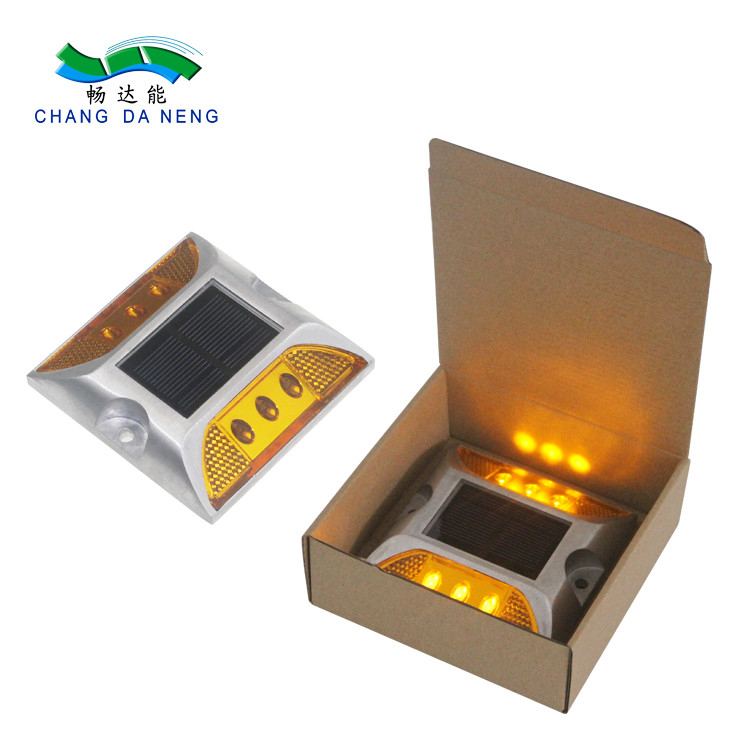 อุณหภูมิการทํางาน -20C 60C โซลาร์สต๊อดถนน กันน้ํา IP67 และอายุการใช้งานยาว ≥30000h