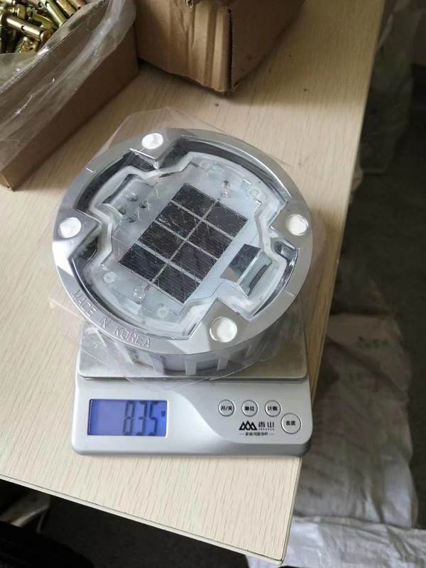 อัลลูมิเนียมสลัด โซลาร์ โรดสต๊อด 123x48.5 มิลลิเมตร กับ > 30T ความต้านทานการบดและ > 500m ระยะทางมองเห็น