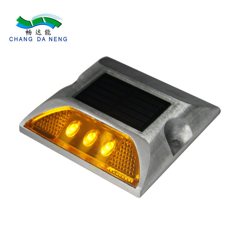 อลูมิเนียมมองเห็นทิศทางสูง LED หมุดถนนพลังงานแสงอาทิตย์ด้านหนึ่งนำตาแมวแสงอาทิตย์