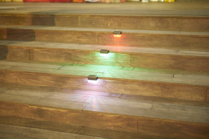 IP65 รั้วภูมิทัศน์พลังงานแสงอาทิตย์กันน้ำไฟ LED การชาร์จสีสดใสอย่างต่อเนื่อง