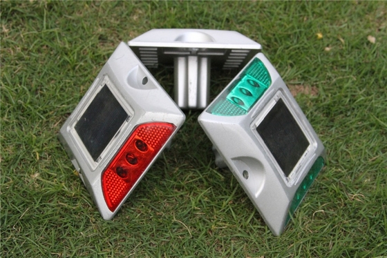 Heavy Duty Solar Powered Road Studs IP67 เสาอลูมิเนียมกันน้ำไฟกระพริบ