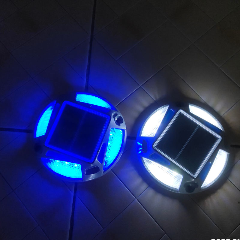 ไฟถนนพลังงานแสงอาทิตย์สีวอร์มไวท์พร้อมไฟ LED 12 ดวง เพื่อความปลอดภัยบนทางหลวงและการส่องสว่างทางเข้า